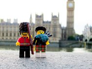 Фигурки Лего на фоне Парламента Великобритании