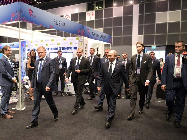 Владимир Путин перед началом пленарного заседания саммита Россия – АСЕАН