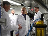 Владимир Путин на фармакологическом предприятии