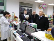 Владимир Путин в одной из аптек Санкт-Петербурга