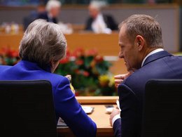 Тереза Мэй и Дональд Туск на саммите ЕС по Brexit