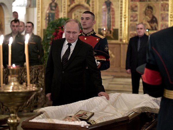 Владимир Путин на церемонии прощания со Станиславом Говорухиным