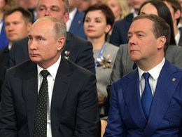 Владимир Путин и Дмитрий Медведев на съезде партии «Единая Россия»