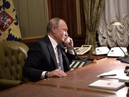 Президент России Владимир Путин говорит по телефону
