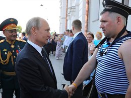 С.Шойгу и В.Путин на праздновании дня ВМФ