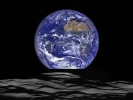 Земля. Этот снимок космический аппарат Lunar Reconnaissance Orbiter (LRO) сделал с орбиты Луны