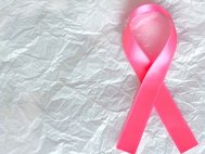 Розовая лента,–символ Дня борьбы с раковыми заболеваниями