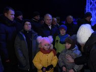 Президент РФ Владимир Путин с гражданами страны
