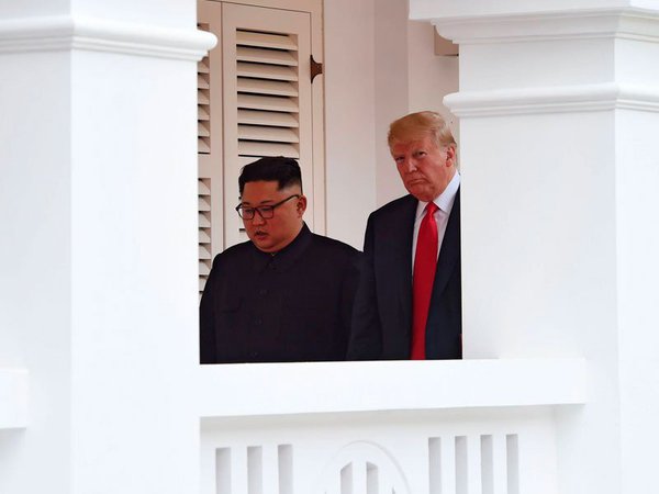 Дональд Трамп и Ким Чен Ын в Ханое