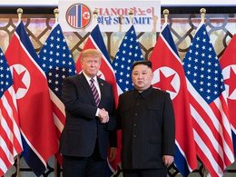 Дональд Трамп и Ким Чен Ын в Ханое