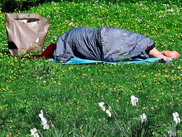 Турист спит на газоне
