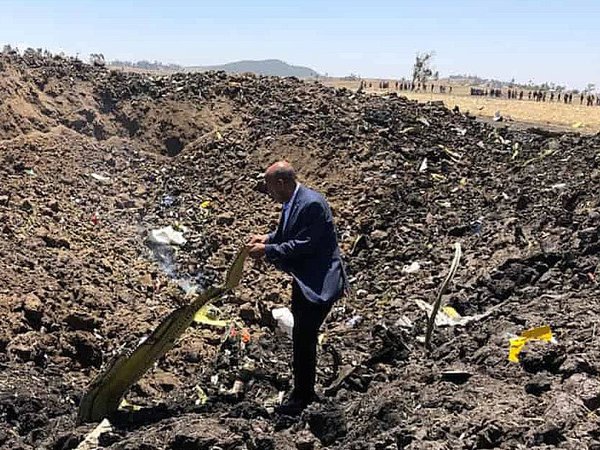 Место падения Боинга 737 в Эфиопии