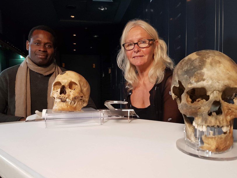 Оньека Нубия (Onyeka Nubia), автор книги «Blackamoores» об африканцах в Англии XVI века, и куратор фонда по изучению «Мэри Роуз» Алекс Хилдред (Alex Hildred) с черепами Генри и «королевского лучника»