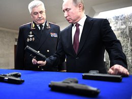 Министр внутренних дел Владимир Колокольцев и Владимир Путин