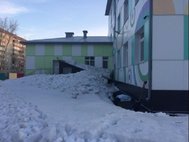Снежные завалы во дворе детского сада