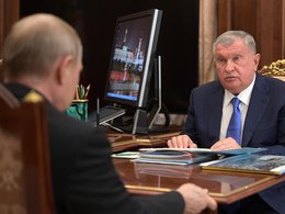 Владимир Путин слушает доклад Игоря Сечина