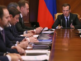 Заседание правительства во главе с премьером Дмитрием Медведевым