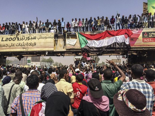Протестующие в Судане