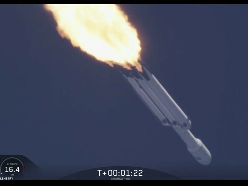 Falcon Heavy на второй минуте полета, 12 апреля 2019