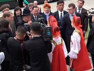 Ким Чен Ын принимает хлеб и соль