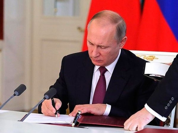 В.Путин работает с документами
