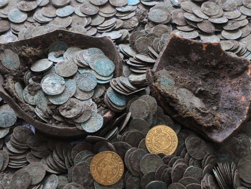 Монеты и осколки кувшина