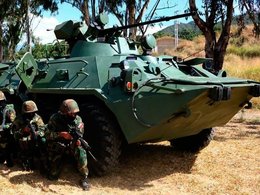Военнослужащие армии Венесуэлы и БТР-82А российского производства