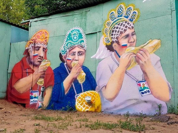 Граффити с изображением российских болельщиков в кокошниках