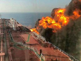 Пожар на атакованном танкере