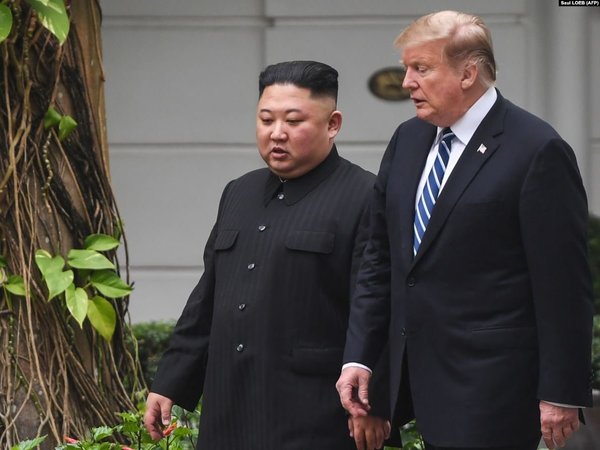 Дональд Трамп и Ким Чен Ын 30 июня 2019 года