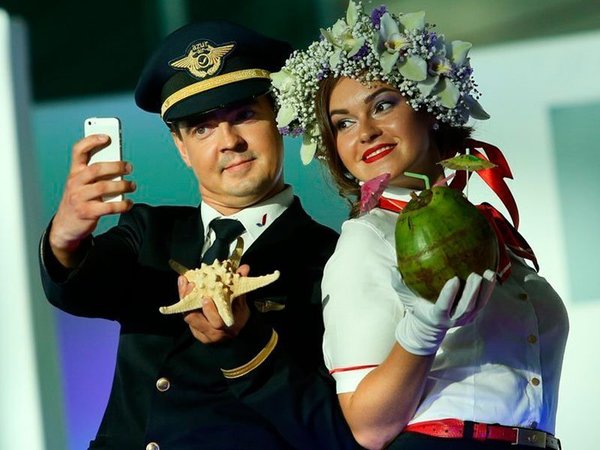 Пилот и стюардесса на показе мод летной формы в Домодедово