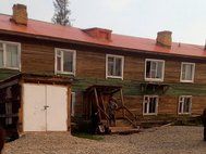 Накренившийся дом в камчатском селе Аянка