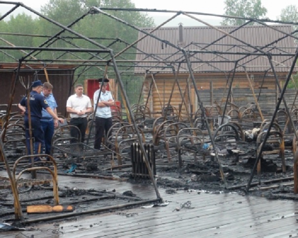 Следователи в лагере «Холдоми» после пожара