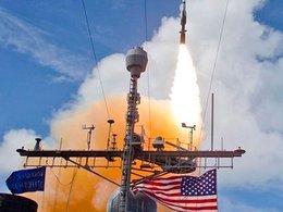 Запуск ракеты с корабля ВМС США