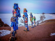 Ритуальные шесты на острове Ольхон. Подобные объекты используются в шаманских ритуалах Центральной и Северной Азии