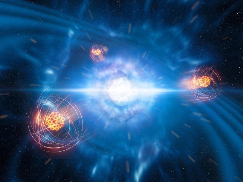 Нейтронные звезды показаны в момент слияния и взрыва в виде килоновой. На переднем плане – образовавшийся в результате стронций