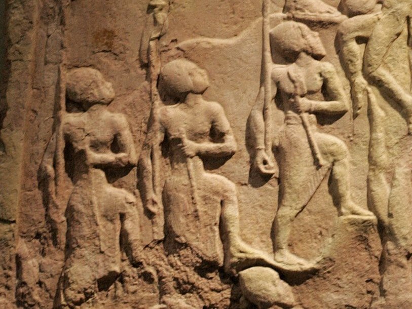 Фрагмент аккадского барельфа, изображающего солдат