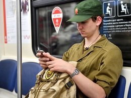 Пассажиры московского метро, пользующиеся бесплатным Wi-Fi