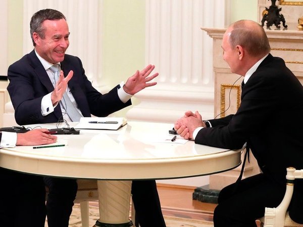 Владимир Путин дает интервью шеф-редактору Financial Times Лайонелу Барберу