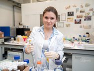 Елизавета Мочалова, аспирантка МФТИ, готовит образцы для проверки эффективности распознавания раковых клеток созданными наноагентами