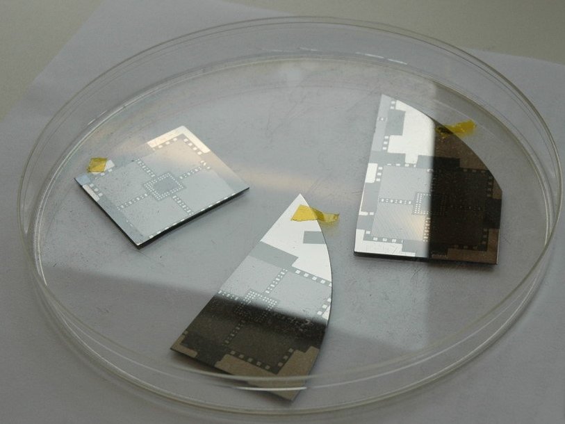 Несколько фрагментов кремниевых пластин с нанесенным на них мемристорным материалом, созданным на основе нитрида кремния SiNx.