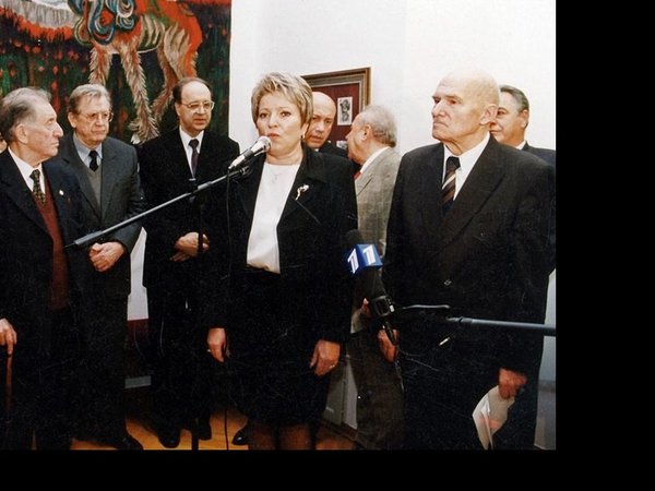 Первый вице-премьер Валентина Матвиенко на выставке, посвященной 100-летию дипломатических отношений между Россией и Кубой, 2002 год