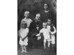 Протоиерей Михаил с супругой Зиновией Николаевной и детьми