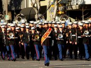 Оркестр морской пехоты США на Параде Роз в Пасадене