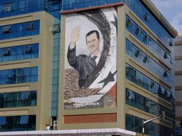 Мурал с изображением Башара Асада в городе Латакия