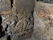 Фрагмент ацтекского рельефа на использованном для строительства камне