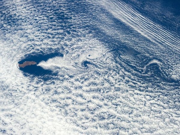 Облака над Тихим океаном в районе острова Гуадалупе, вид с борта Международной космической станции
