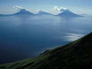 Алеутские острова — архипелаг с десятками островов, на которых находится 40 действующих и 17 неактивных вулканов