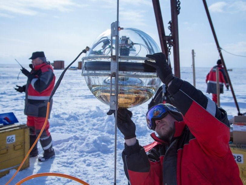 Участники байкальского эксперимента готовят к погружению под покрывающий озеро лед детектор черенковского излучения (оптический модуль). Фотоэлектронный умножитель и прочая электроника помещены внутрь выдерживающего давление полутора километров воды шара