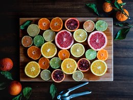Апельсины, лимоны и другие цитрусовые на доске